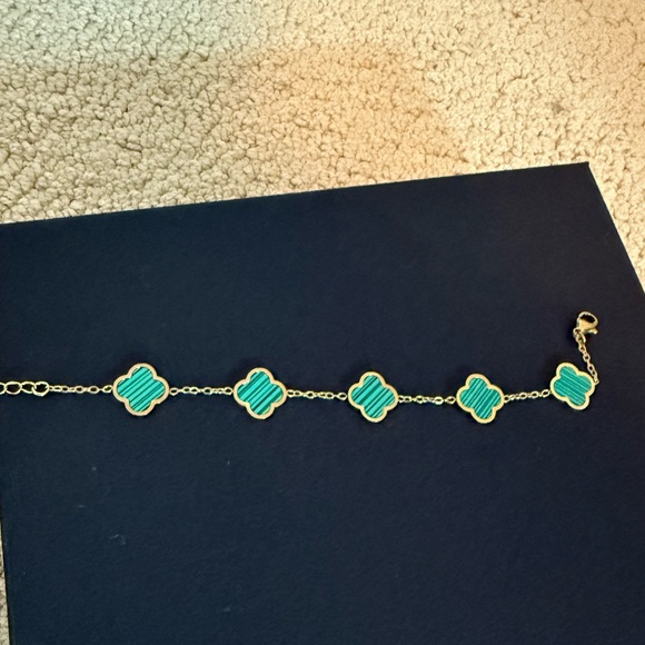 NWT  Gold and Green Clover Bracelet - Picture 1 of 1